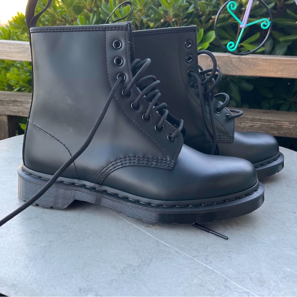 Brand New /No box 
1460 Mono is the original Dr. Martens
Men’s 8 /Womens 9 UK 7